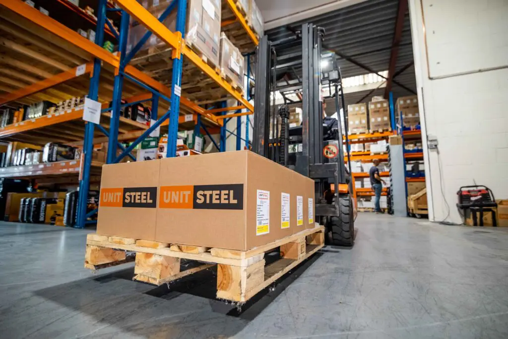 Dozen van unitsteel op pallets in het magazijn op een heftruck
