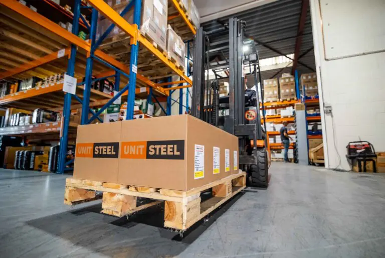 Dozen van unitsteel op pallets in het magazijn op een heftruck