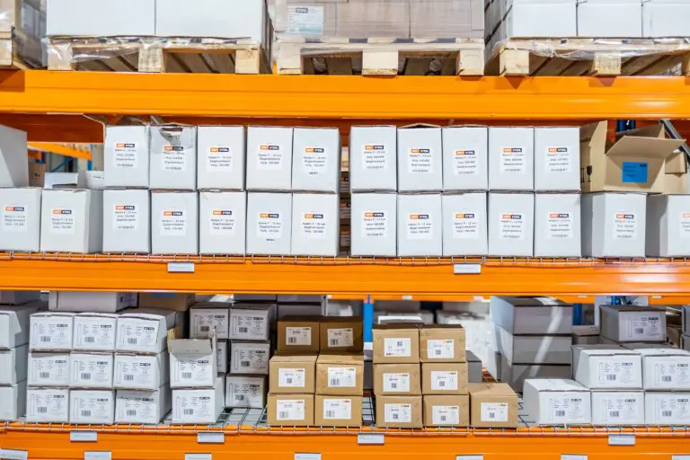 Nagels op schap bij tackerplei