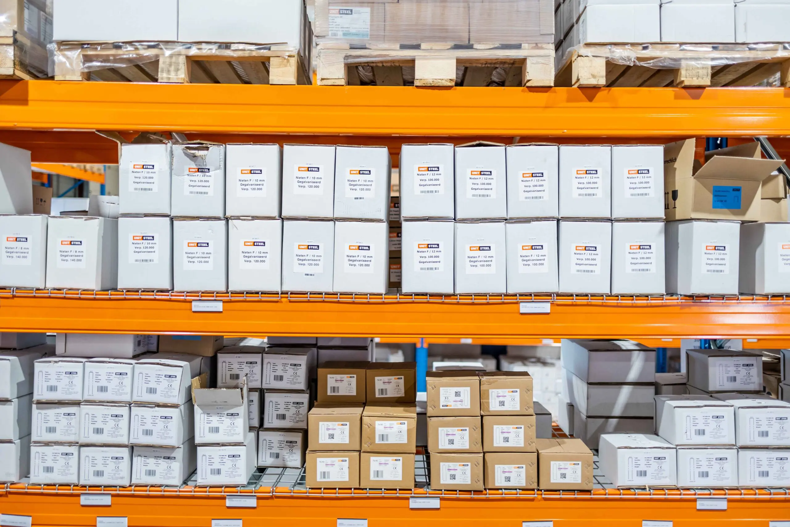 Nagels op schap bij tackerplei